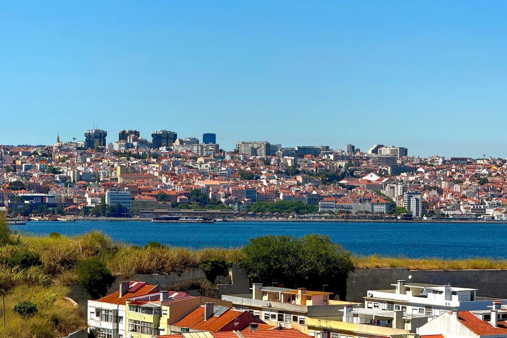 Over The Rainbow Almada Exterior photo